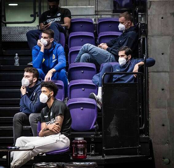 שחקני מכבי ת"א. קיבלו מנויה אחרי הכוכב האדום // צילום: עודד קרני